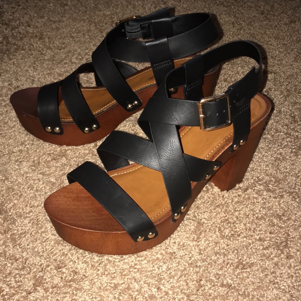 🌟NWT🌟Black Strappy Heels